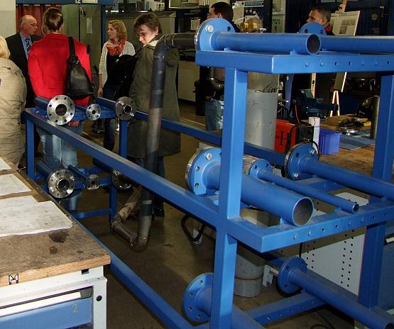 Belastungssituationen im Metallbereich wie z.B. beim Rohrschweißen (Vordergrund).